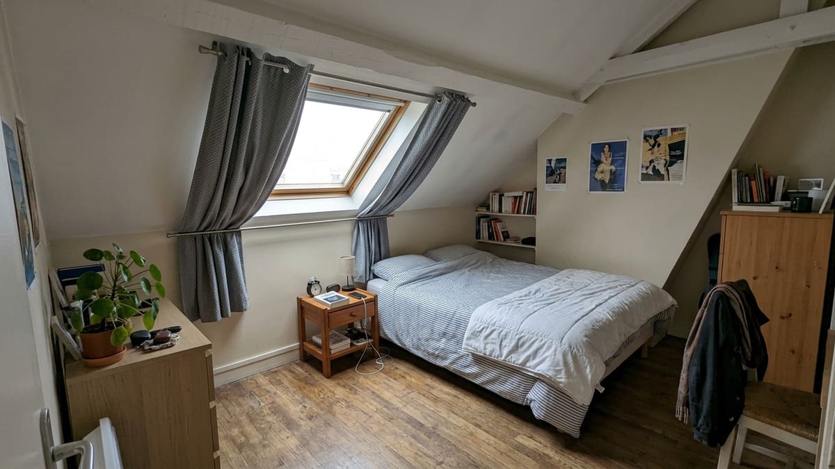 Occulter un Velux sans store avec un rideau sur double tringle dans une chambre sous les combles