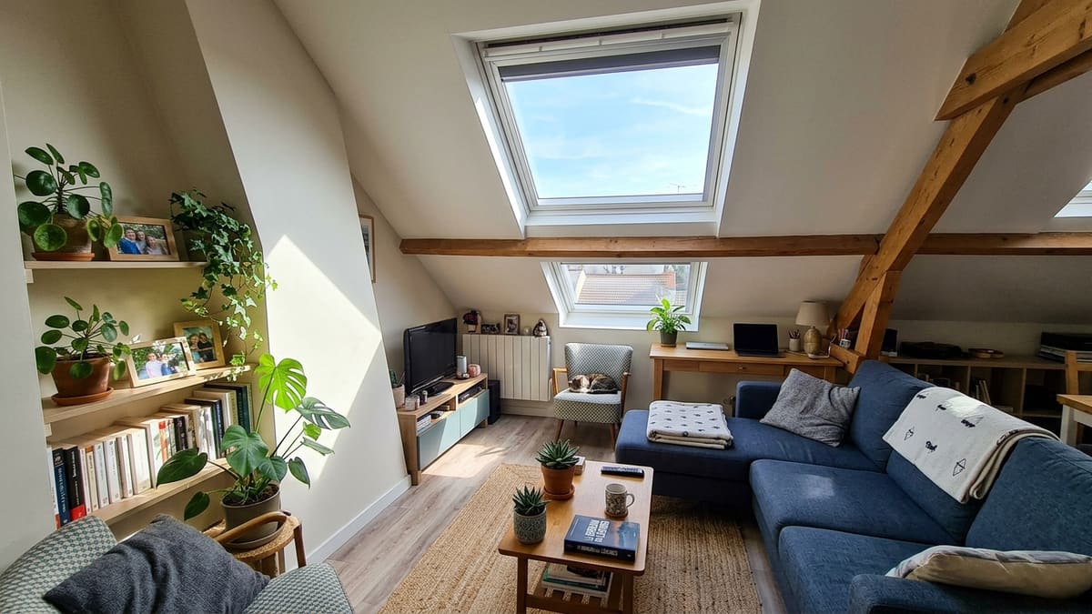 Intérieur de pièce lumineuse avec une fenêtre de toit Velux, accentuant la lumière naturelle.
