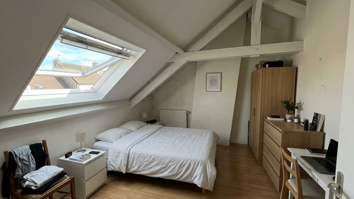 Intérieur moderne avec fenêtre de toit Velux GGU blanche et luminosité naturelle